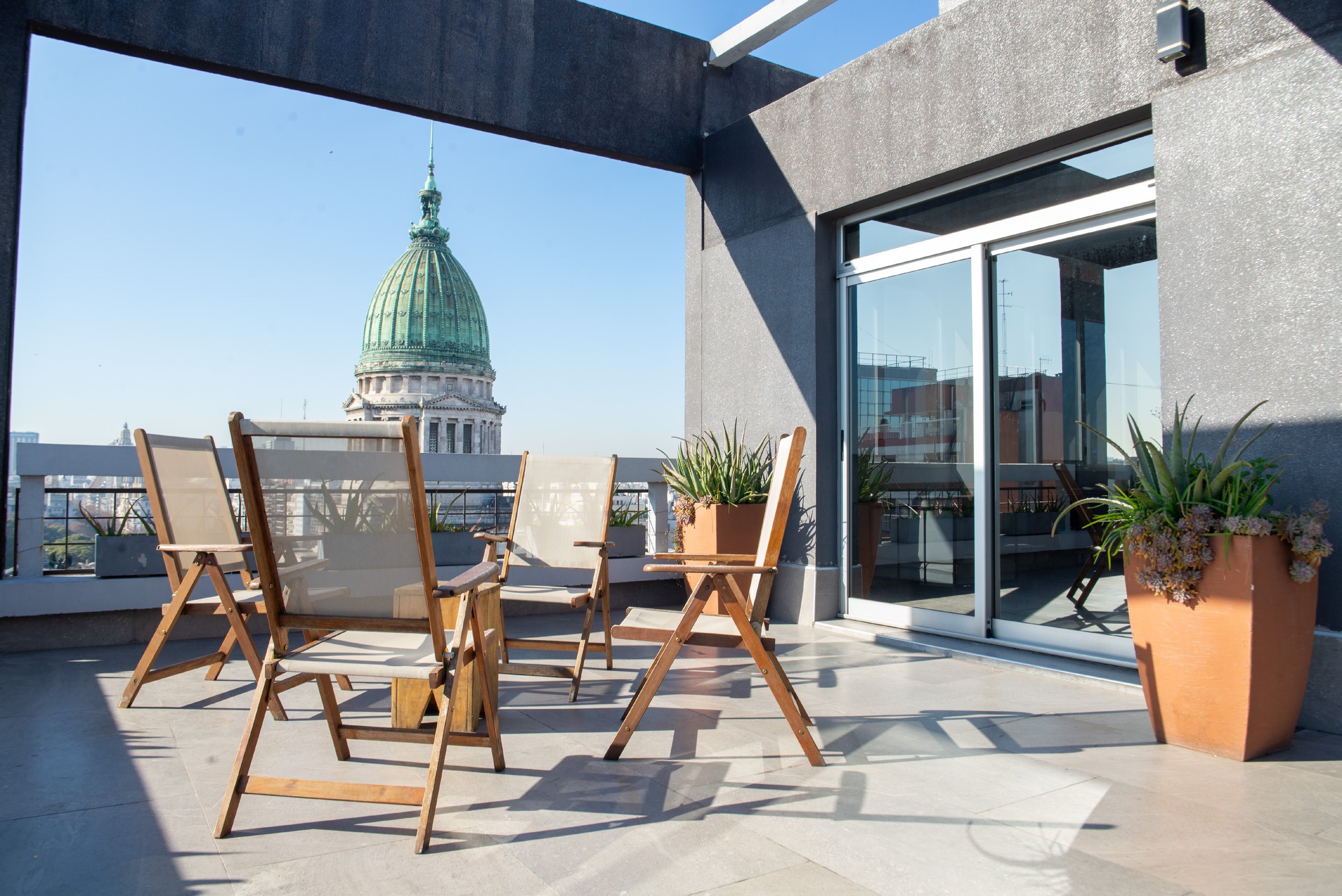 Rooftop de UNO Buenos Aires Suites con vista al Congreso Nacional